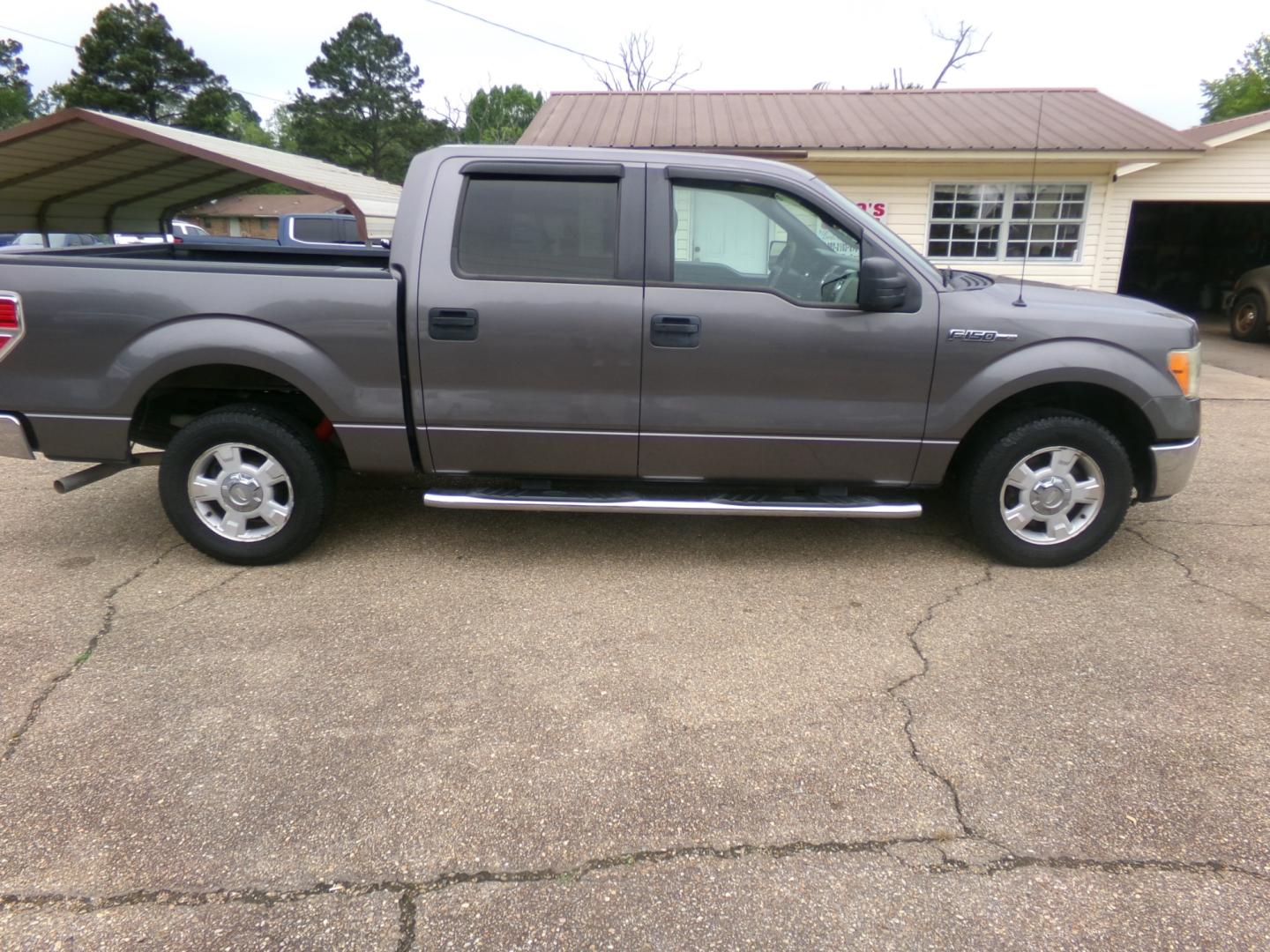 2010 Gray /Gray Ford F-150 XLT SuperCrew 5.5-ft. Bed 2WD (1FTFW1CVXAK) with an 5.4L V8 SOHC 24V FFV engine, 4-Speed Automatic transmission, located at 401 First NE, Bearden, AR, 71720, (870) 687-3414, 33.726528, -92.611519 - Photo#16